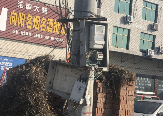 河南鄢陵县陶城镇:供电所管理混乱地爬线 裸露线 遍地开花。