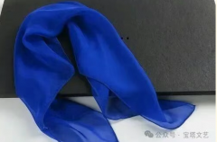 宝蓝色丝巾